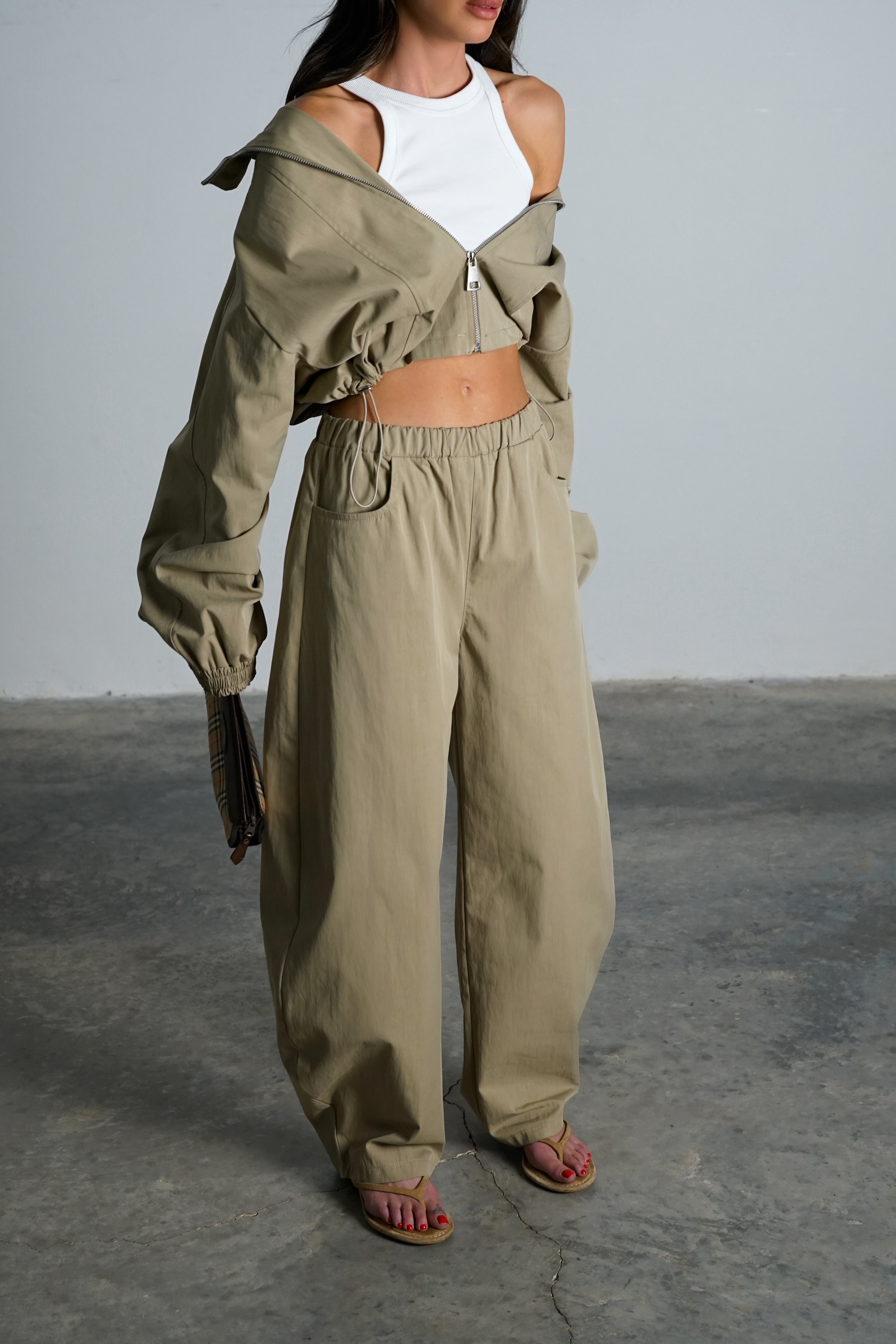 חליפת אסטל-חאקי