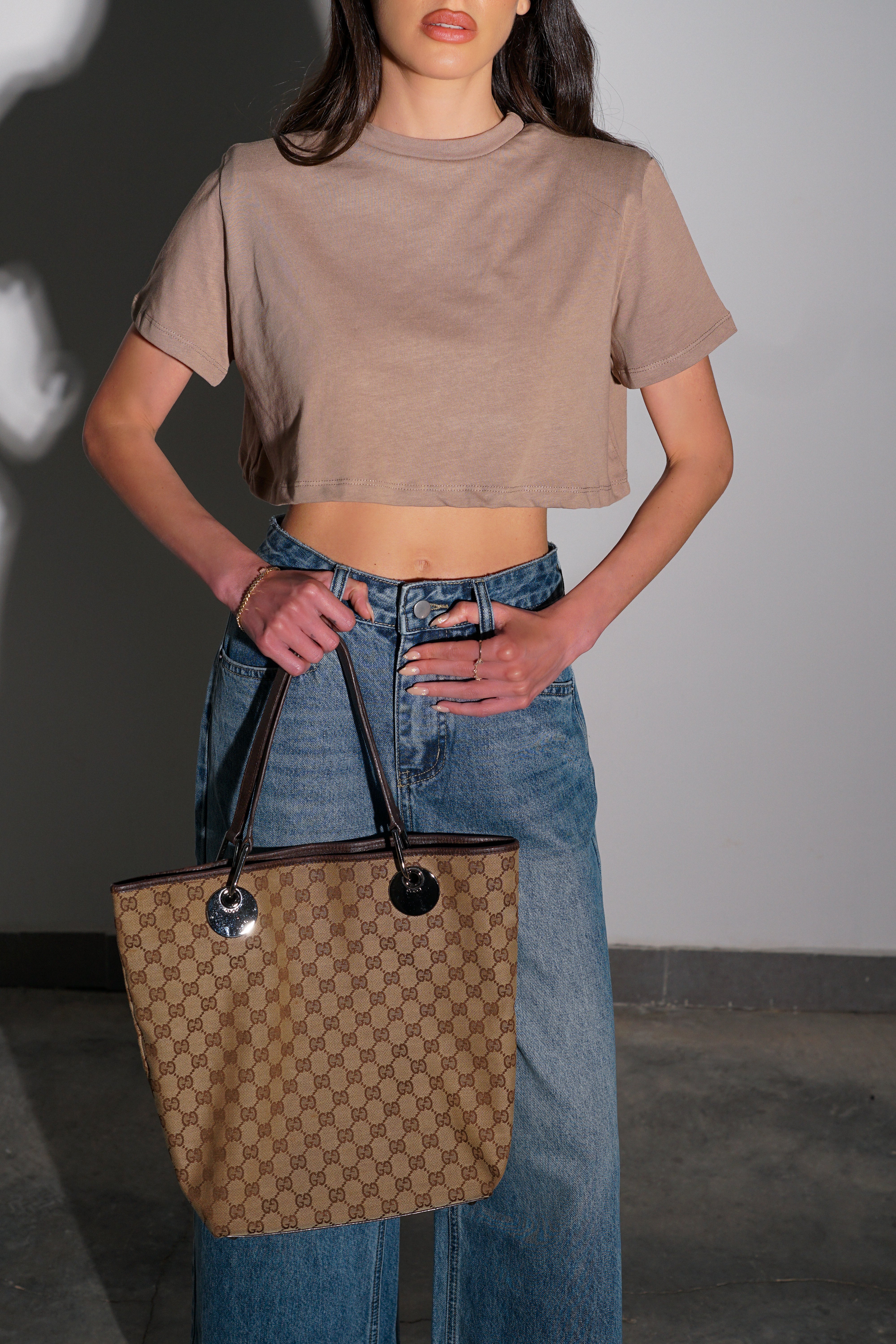 חולצת בייסיק קרופ-מוקה