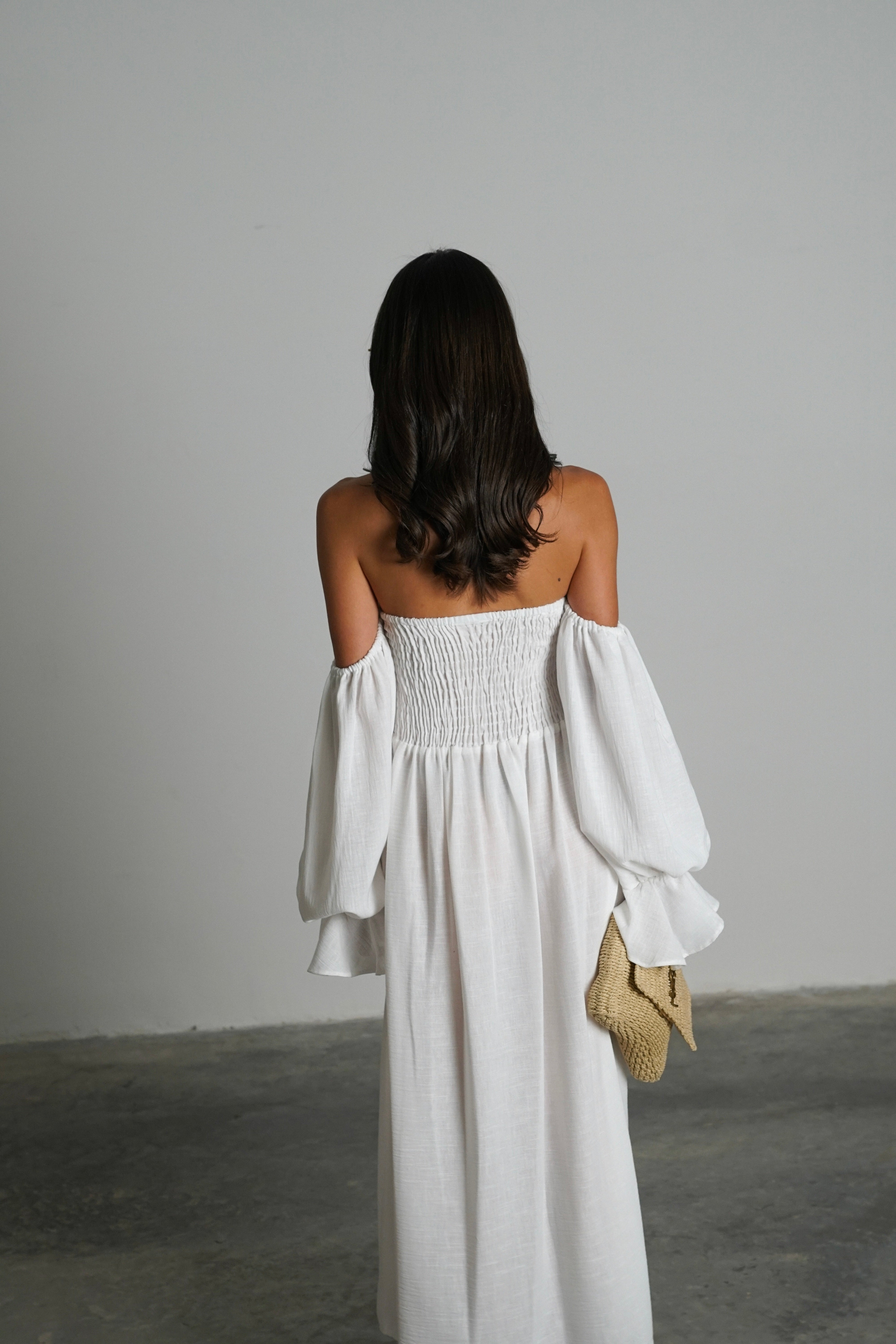 שמלת ליריקה-לבן