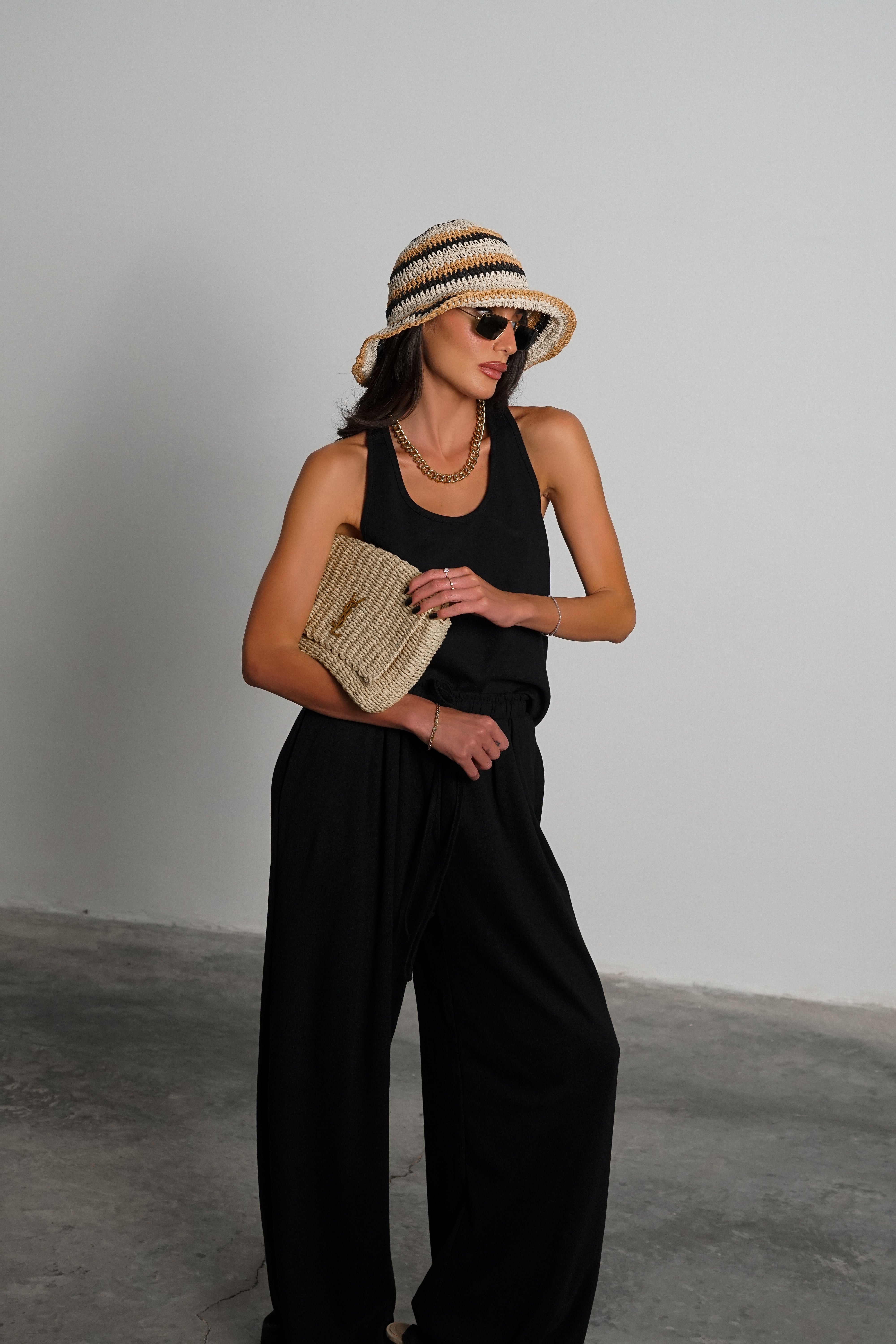 חליפת ג'ין-שחור