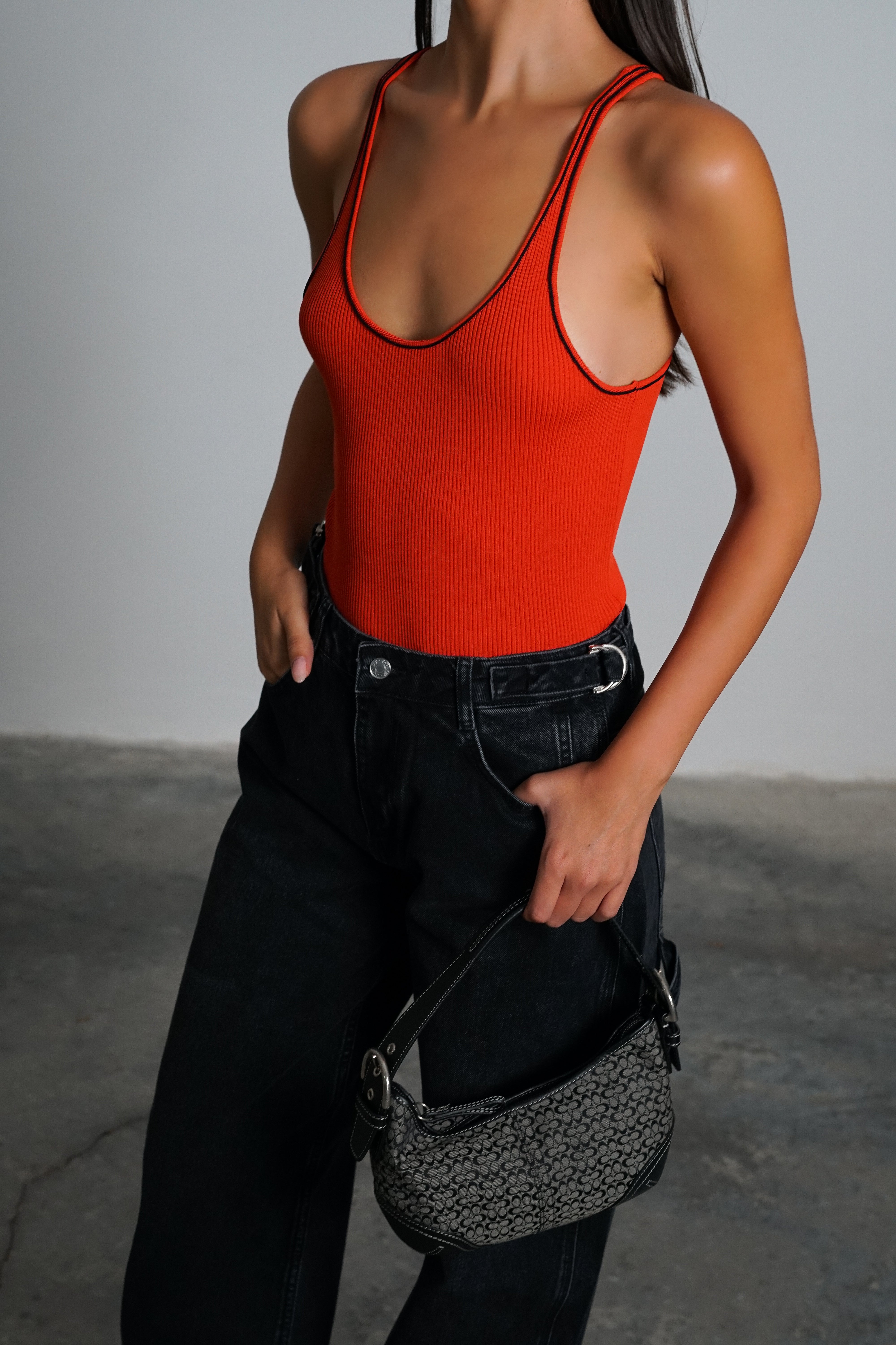 גופיית לימיט-אדום