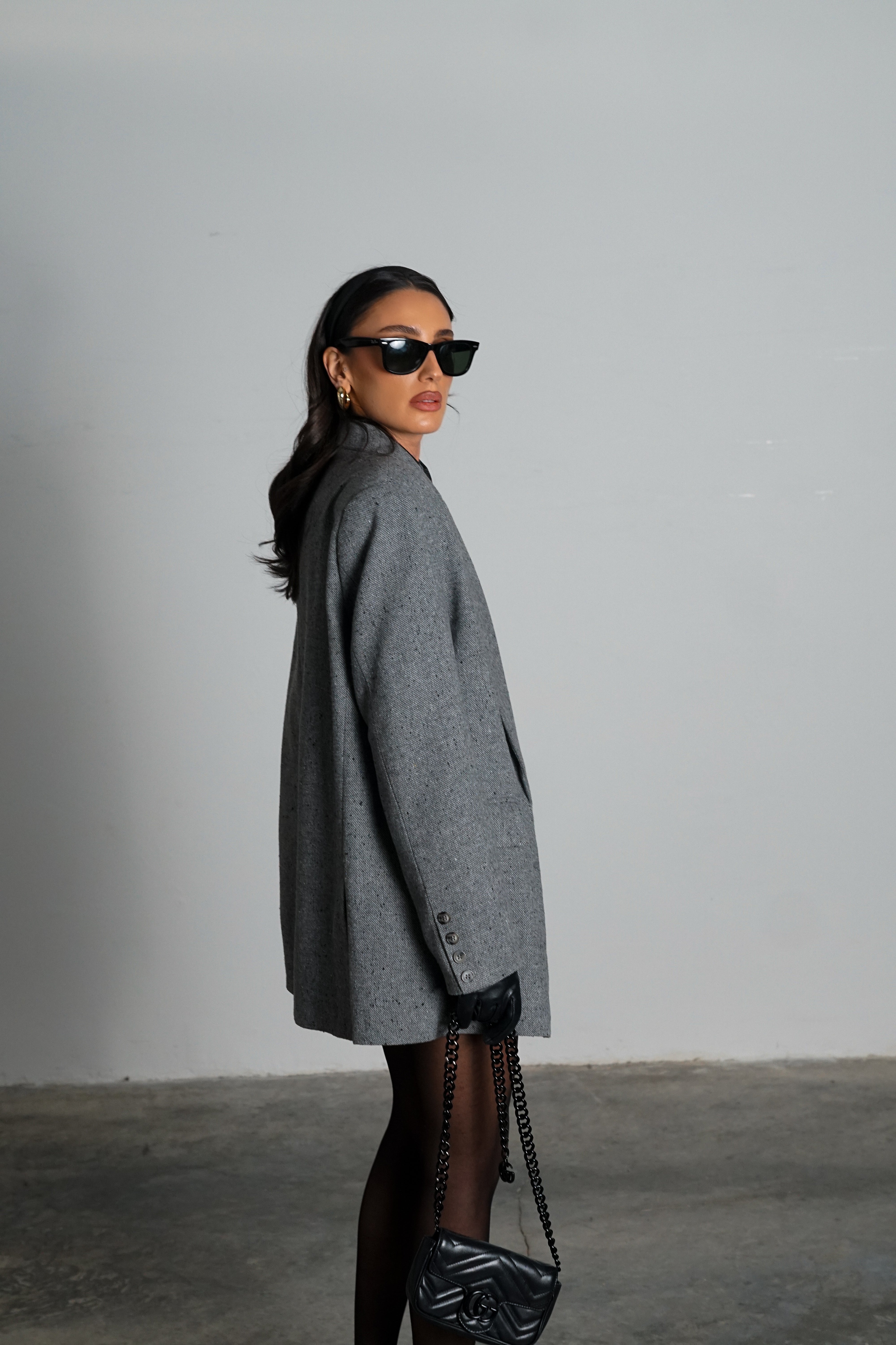 חליפת טינט-אפור בהיר