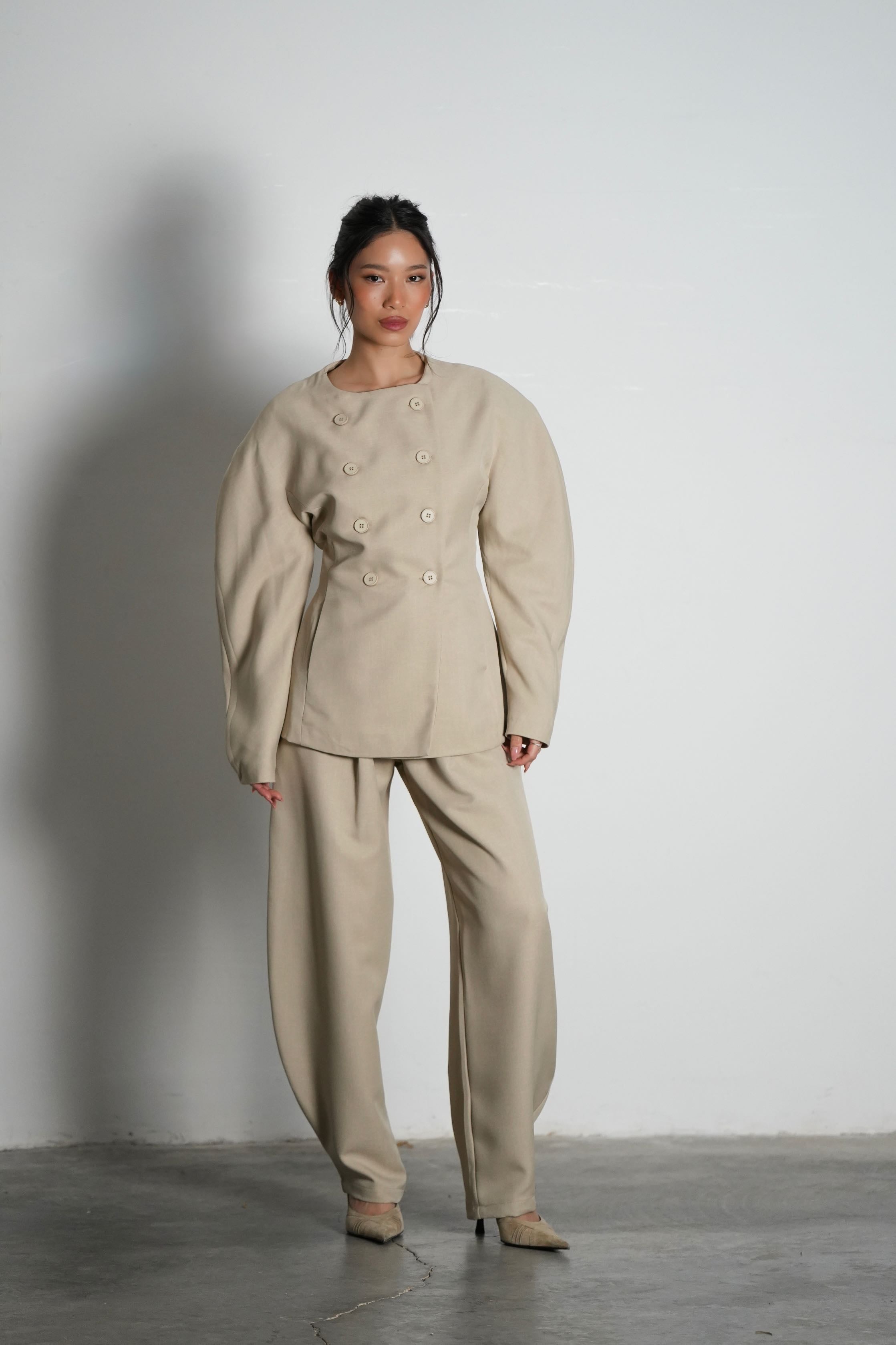 חליפת אופיליה-בז