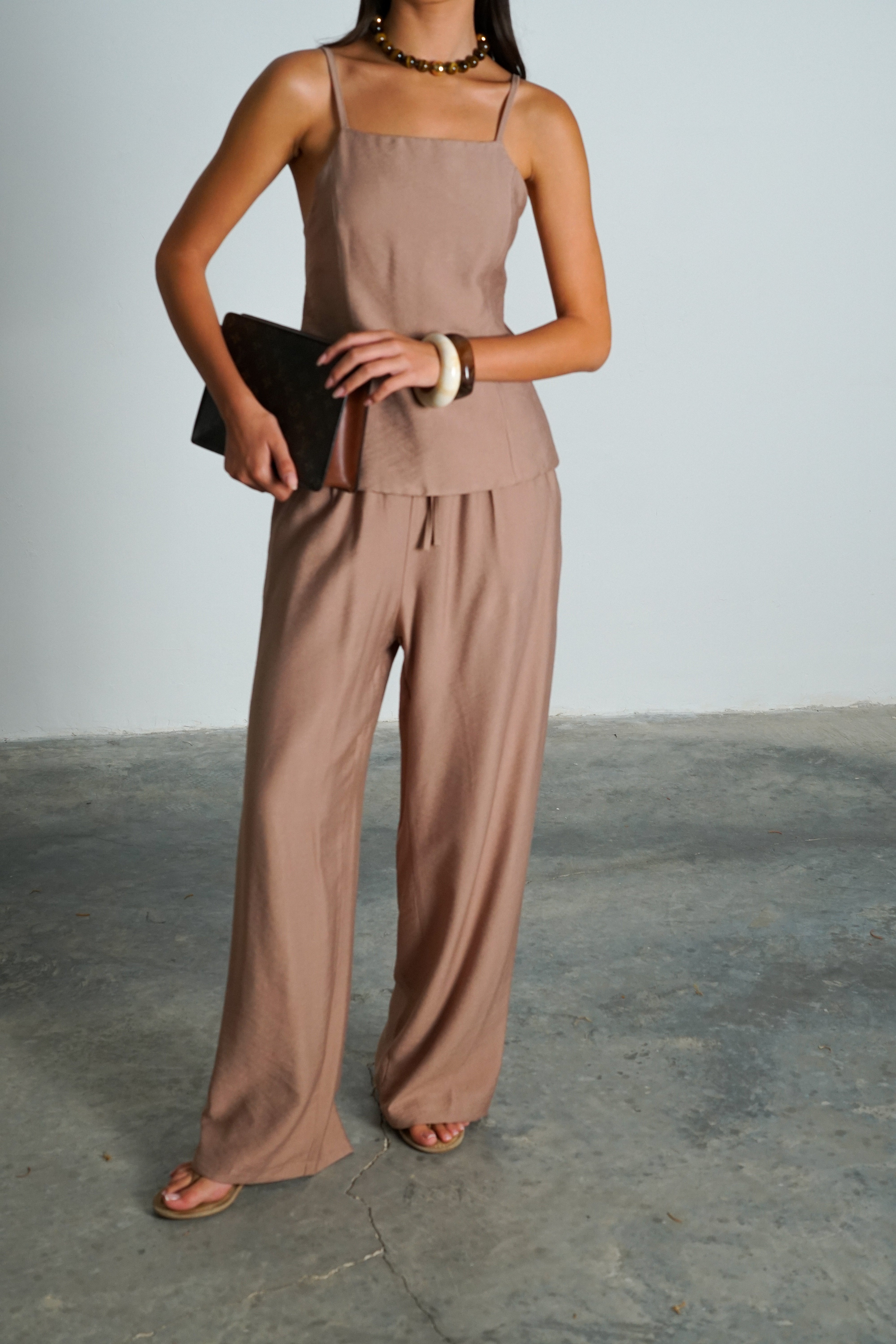 חליפת מנילה-חום