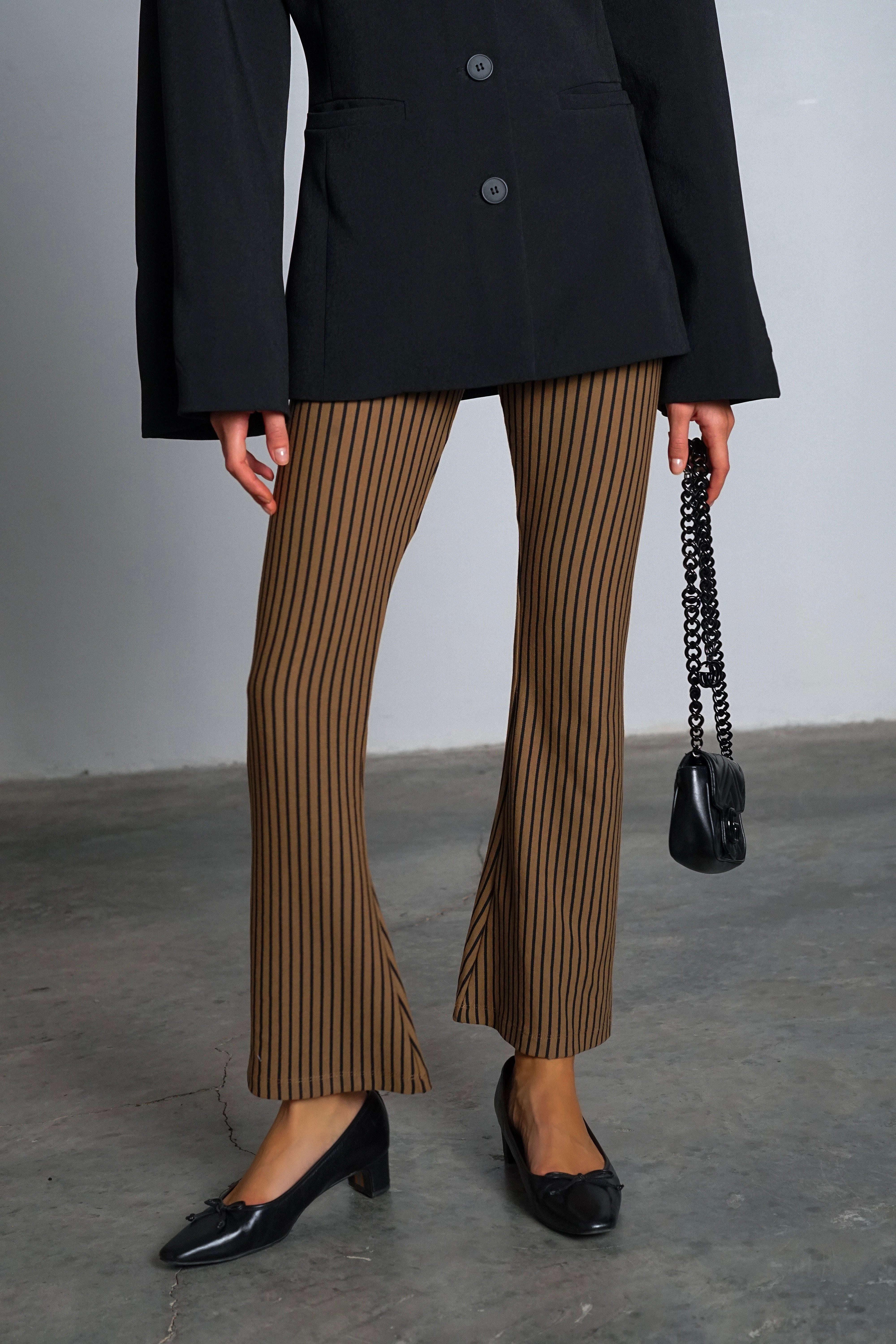 טייץ אדמס-חום