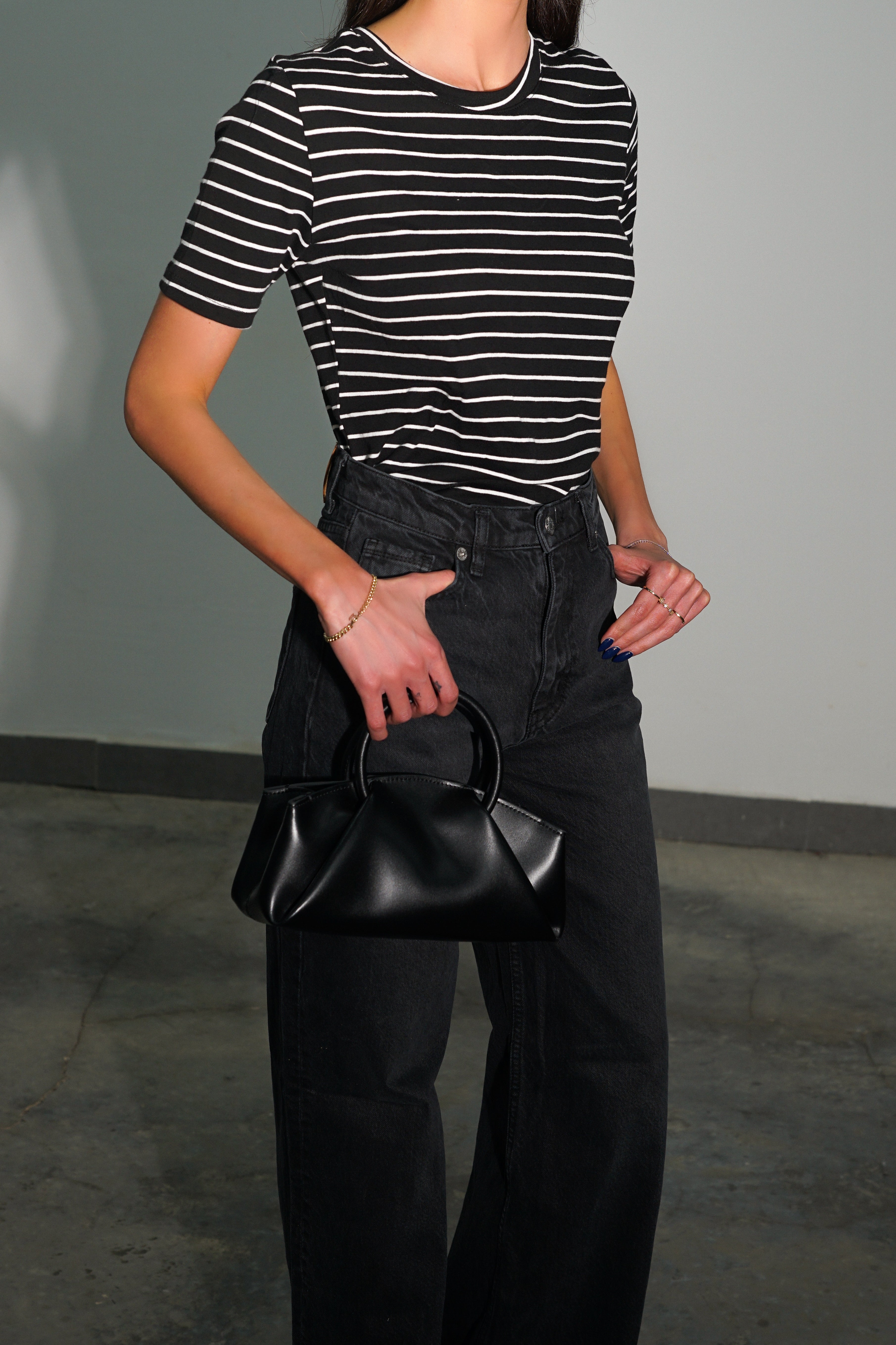 חולצת בייסיק ניקי-שחור