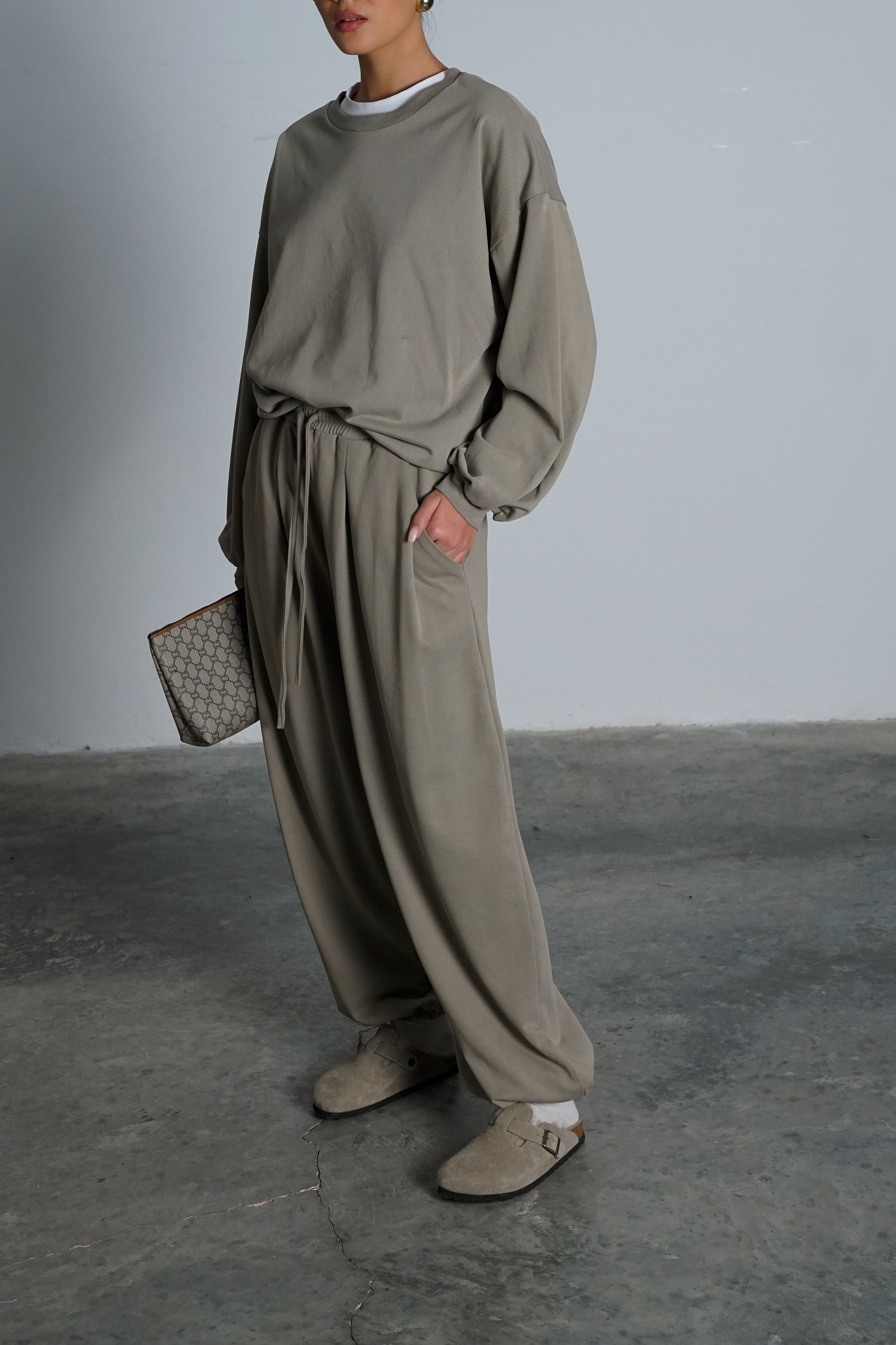 חליפת נייטי-חאקי