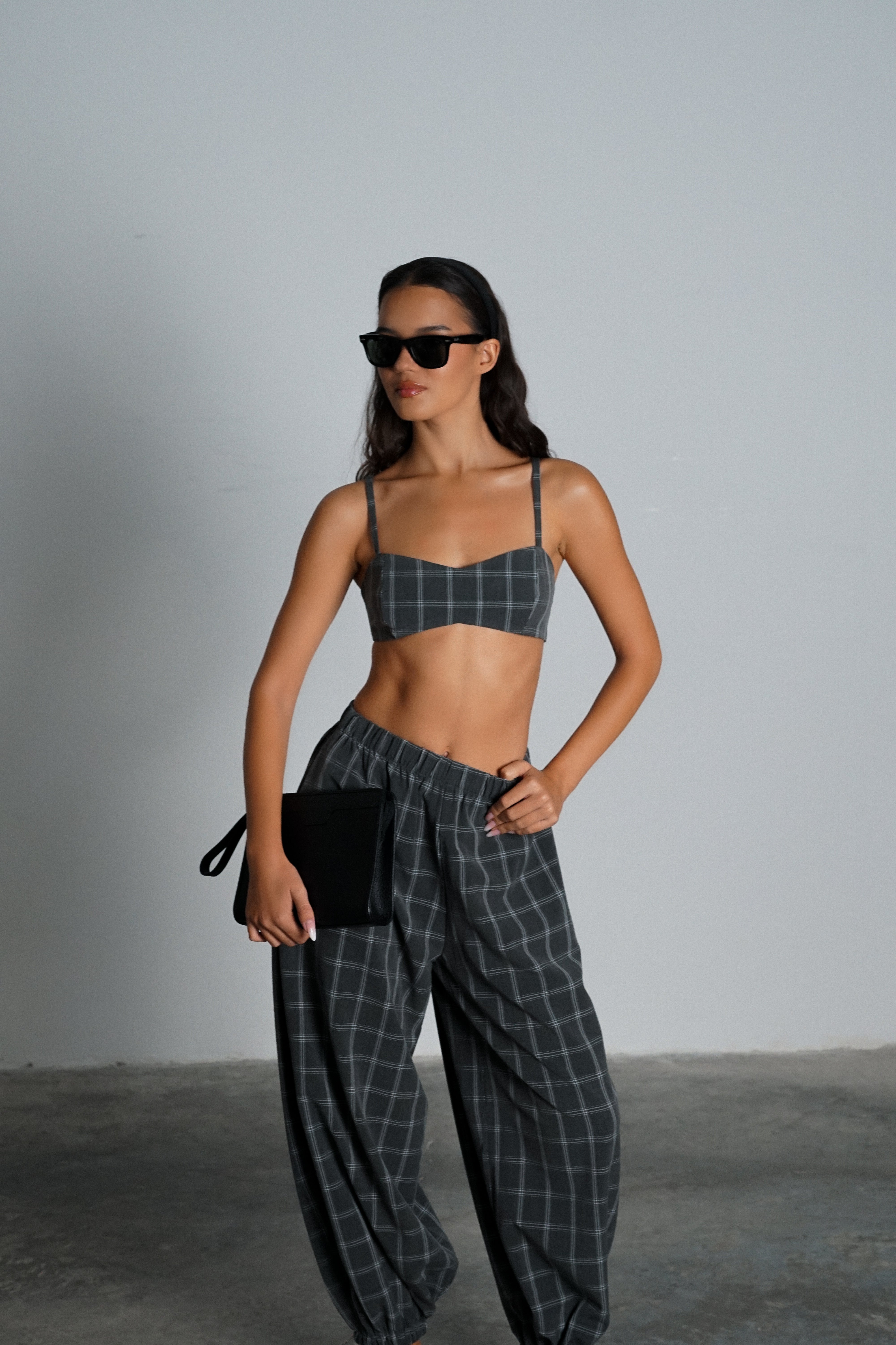 חליפת ניקה-אפור