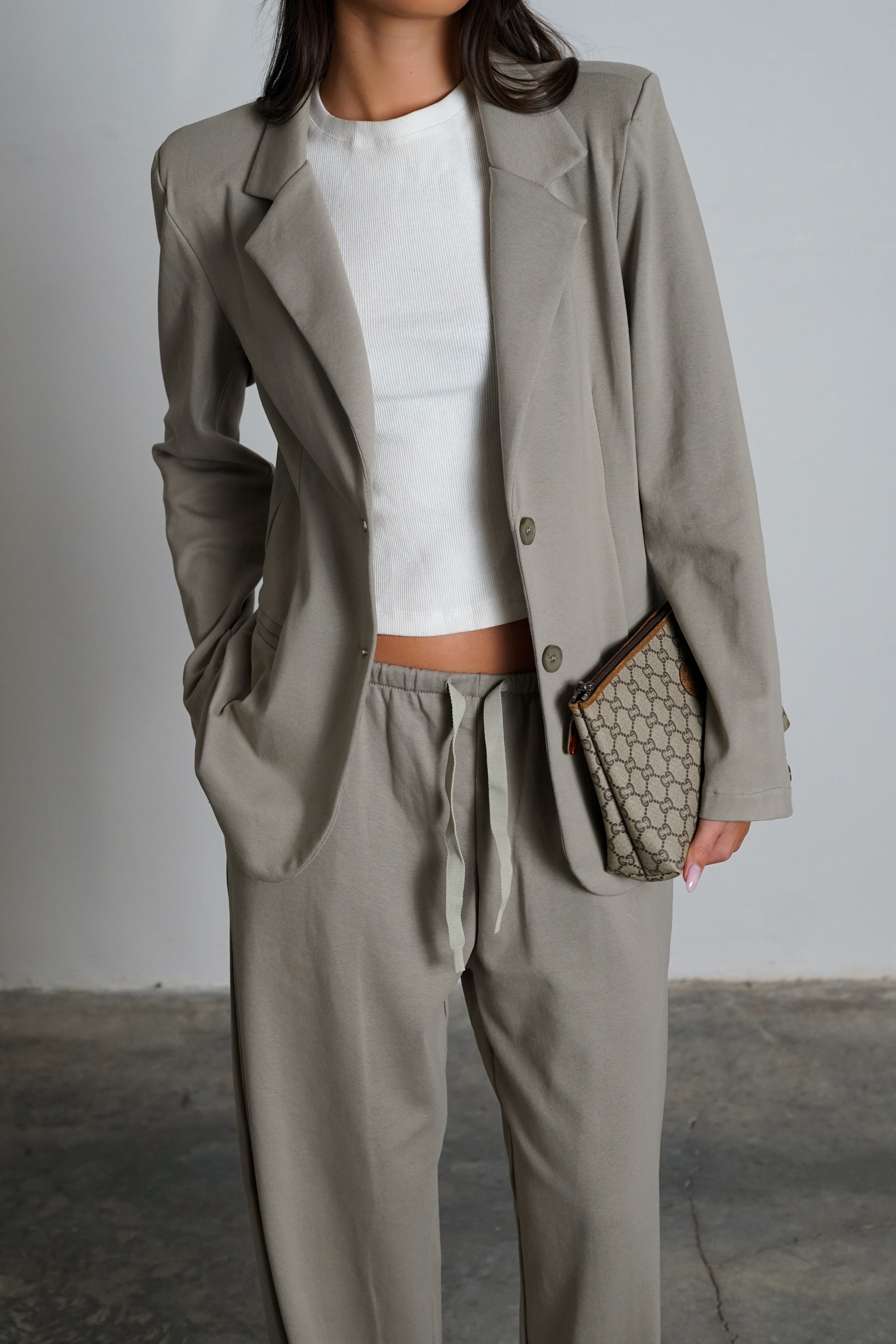 חליפת קנדל-אפור ירוק