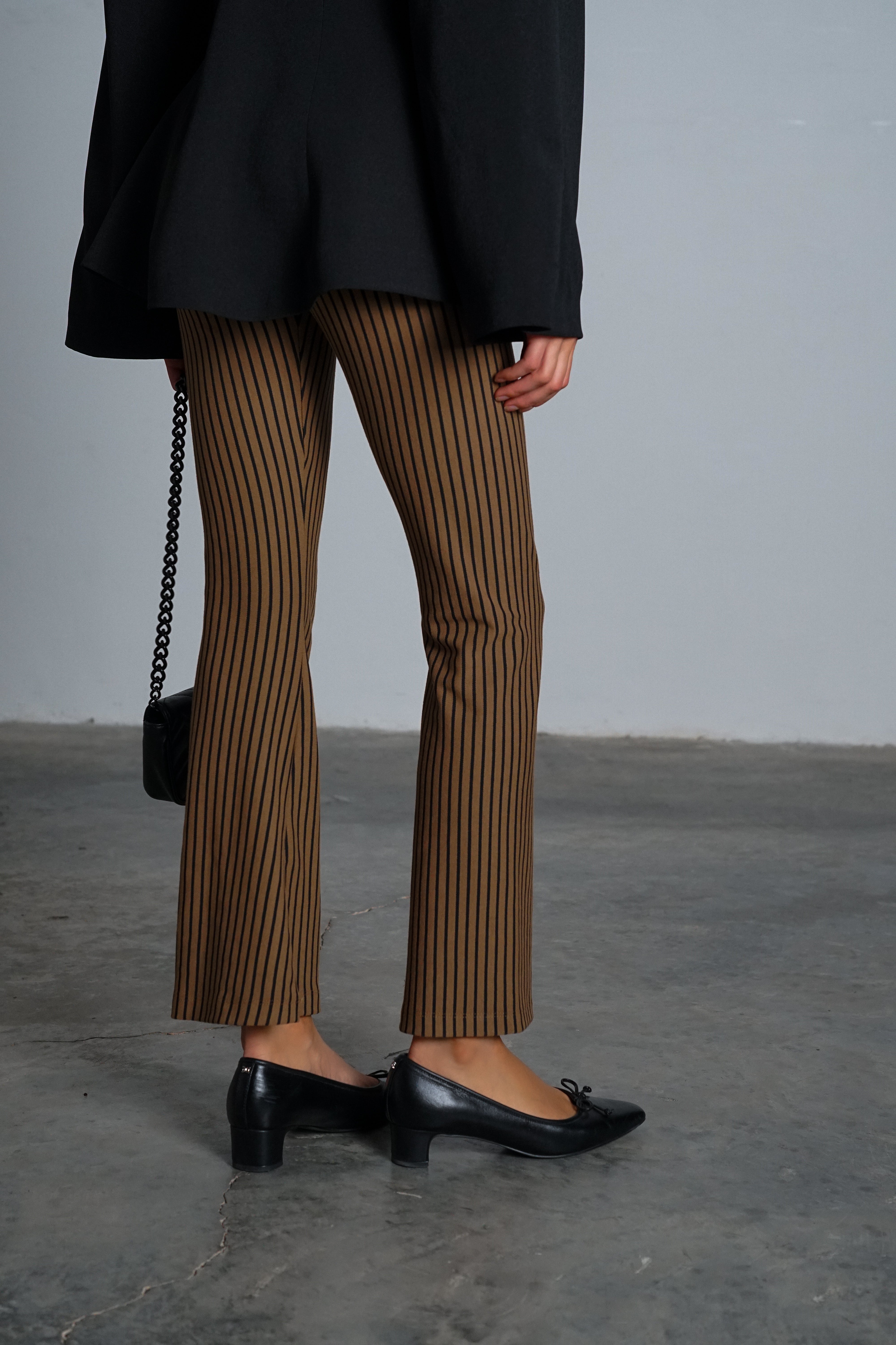 טייץ אדמס-חום