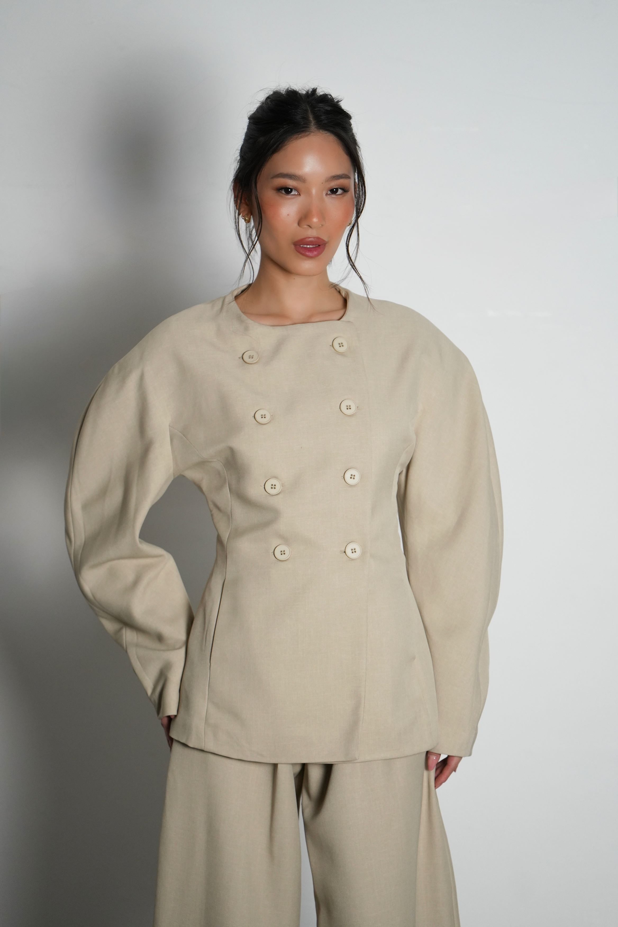 חליפת אופיליה-בז