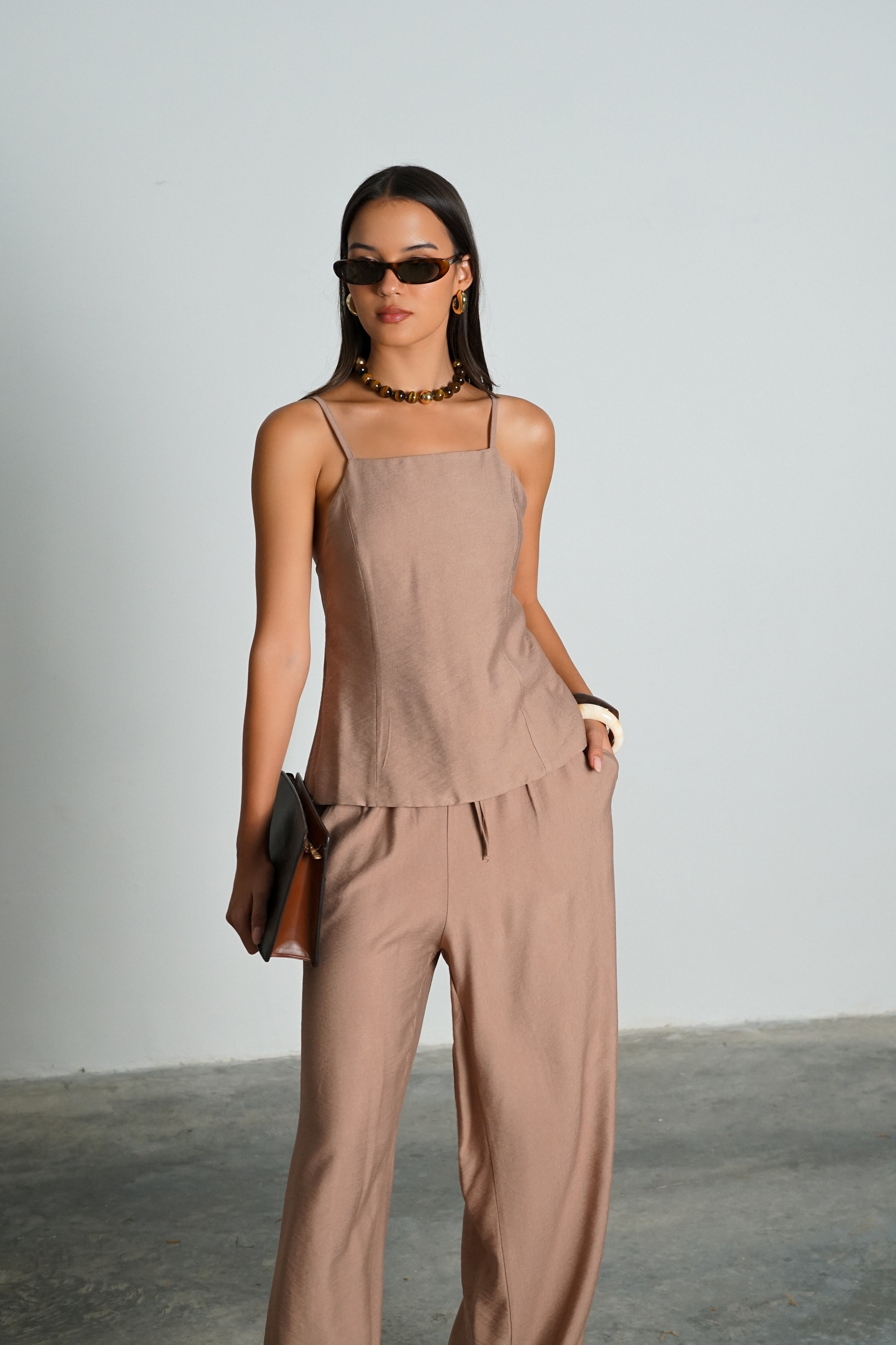 חליפת מנילה-חום