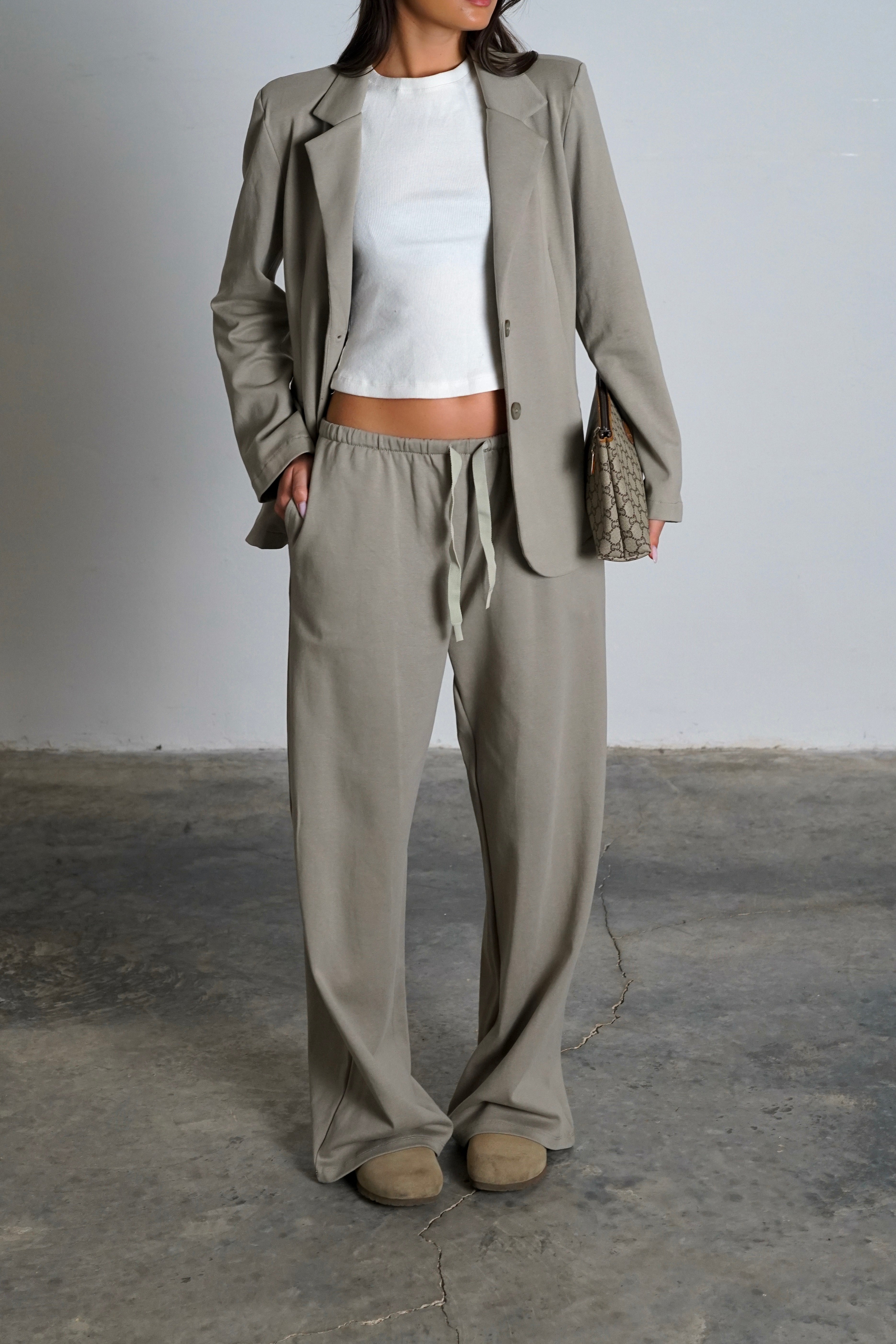 חליפת קנדל-אפור ירוק