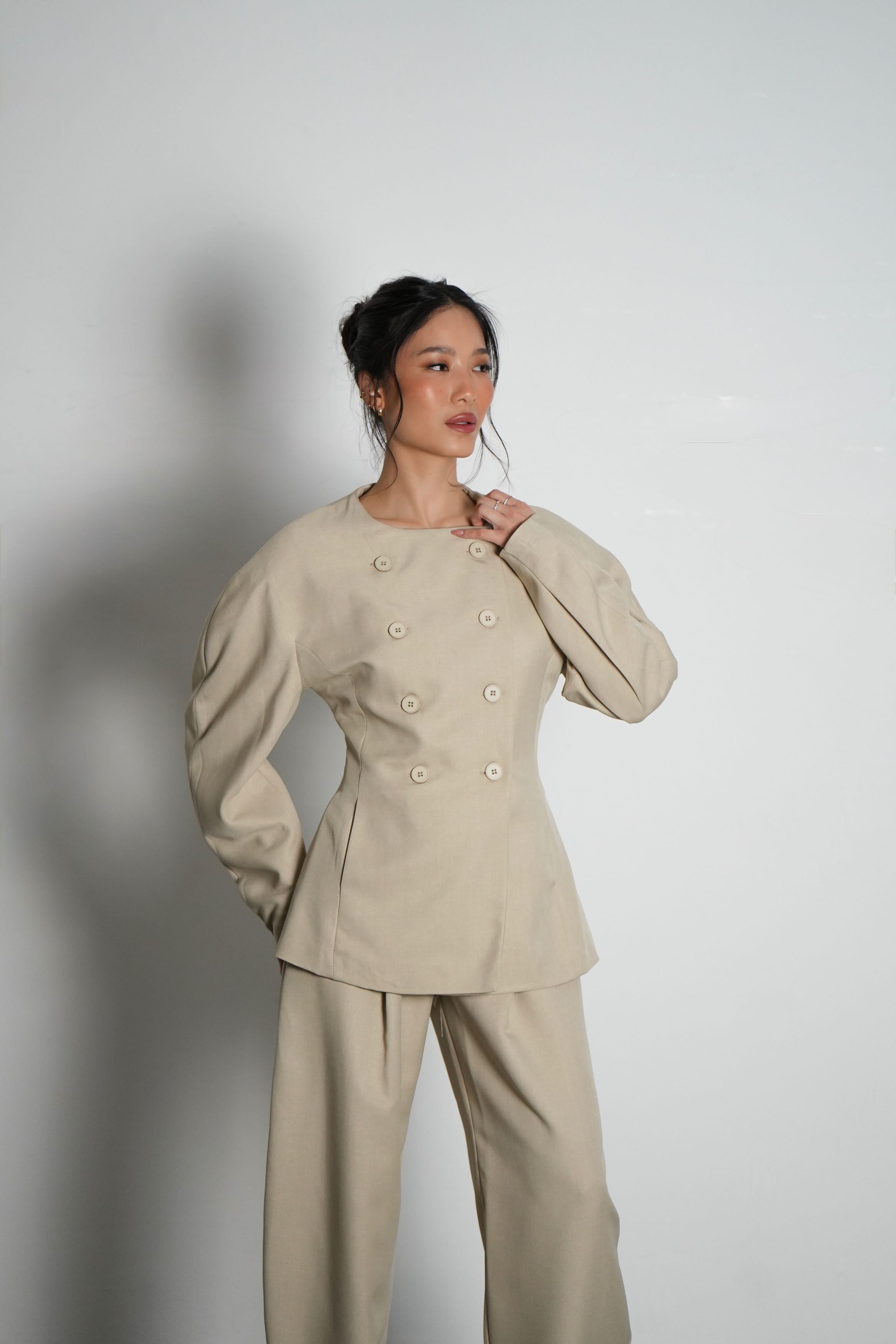 חליפת אופיליה-בז