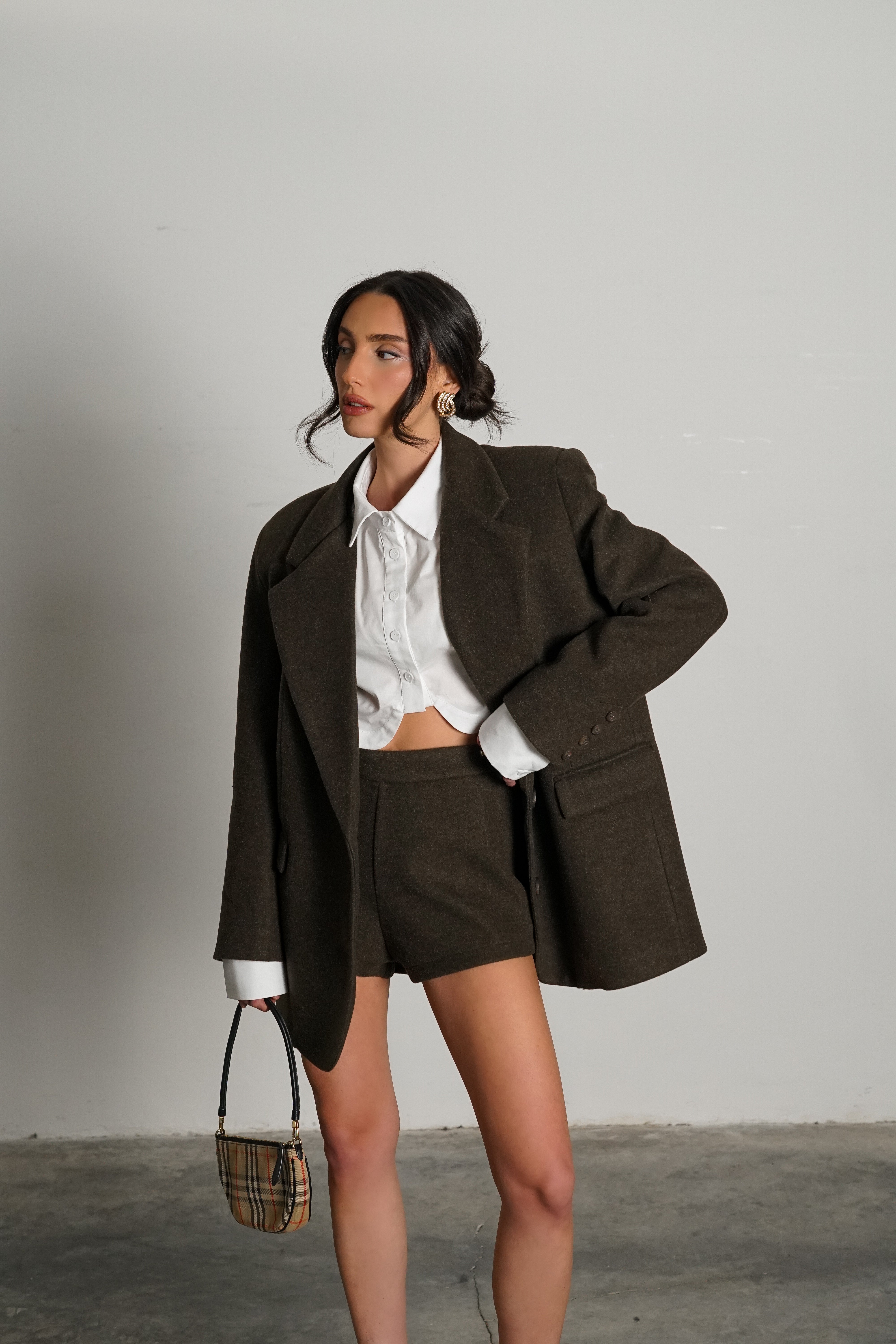 חליפת אנדטה-חום כהה