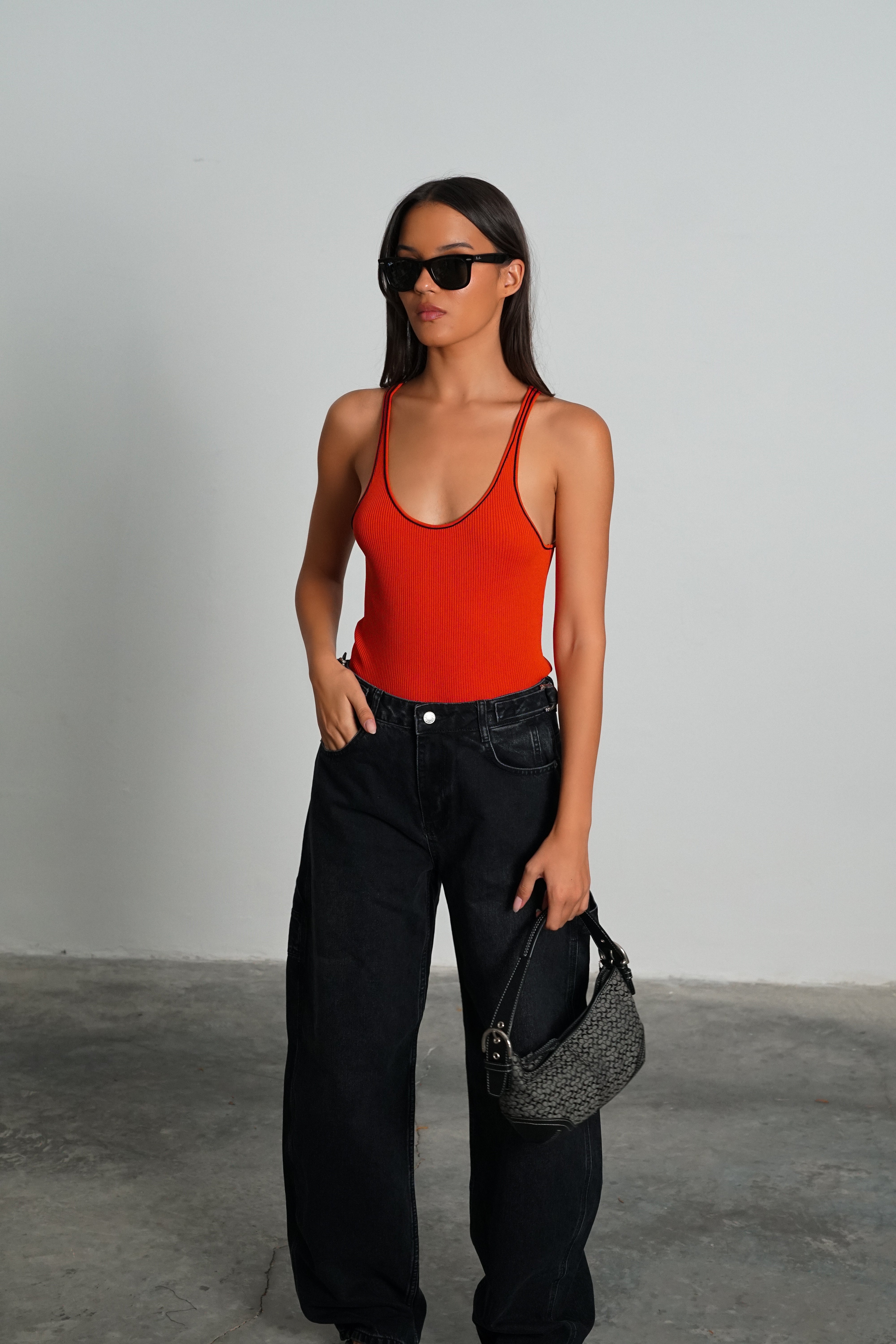 גופיית לימיט-אדום