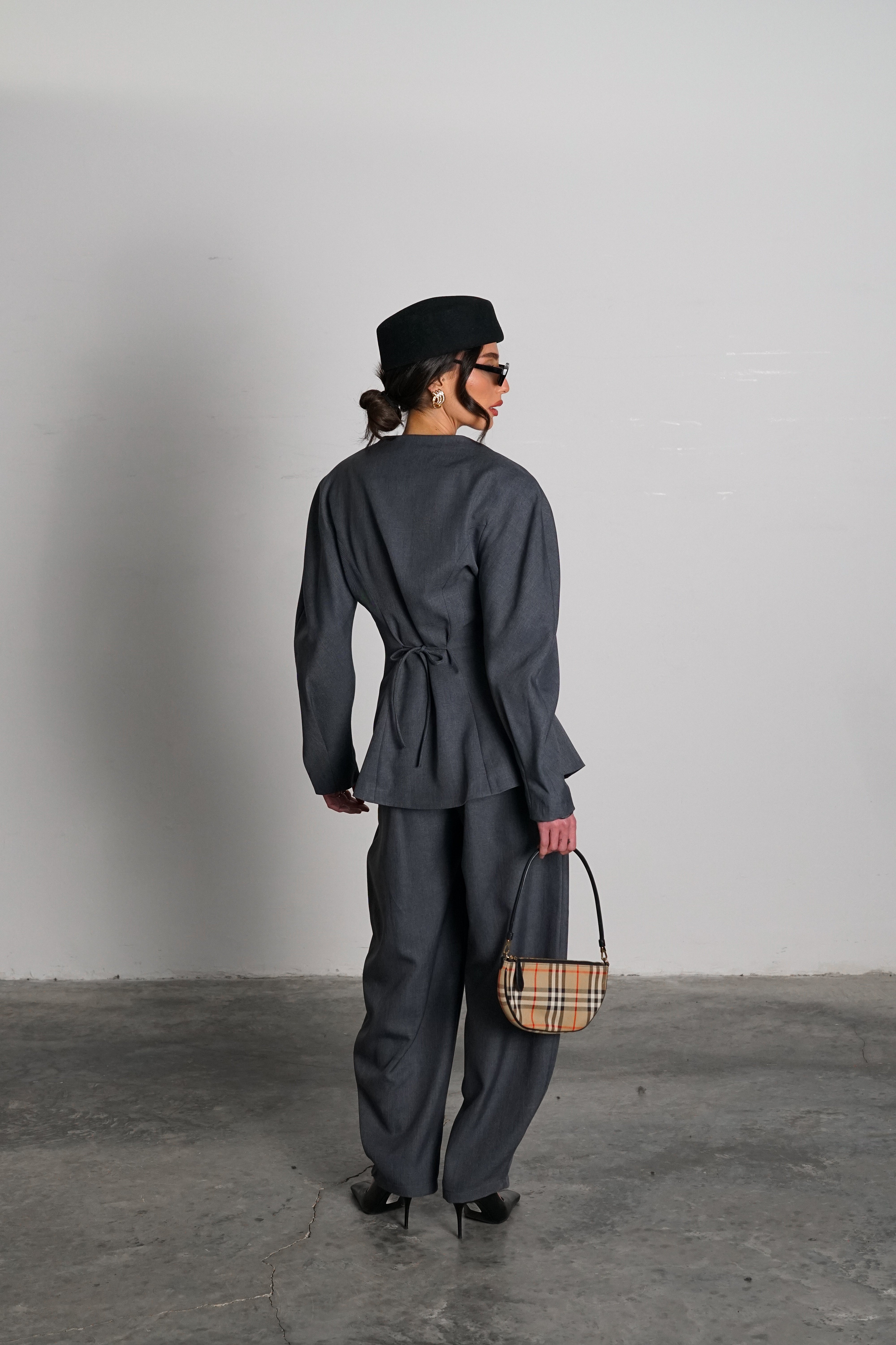 חליפת אופיליה-אפור כהה