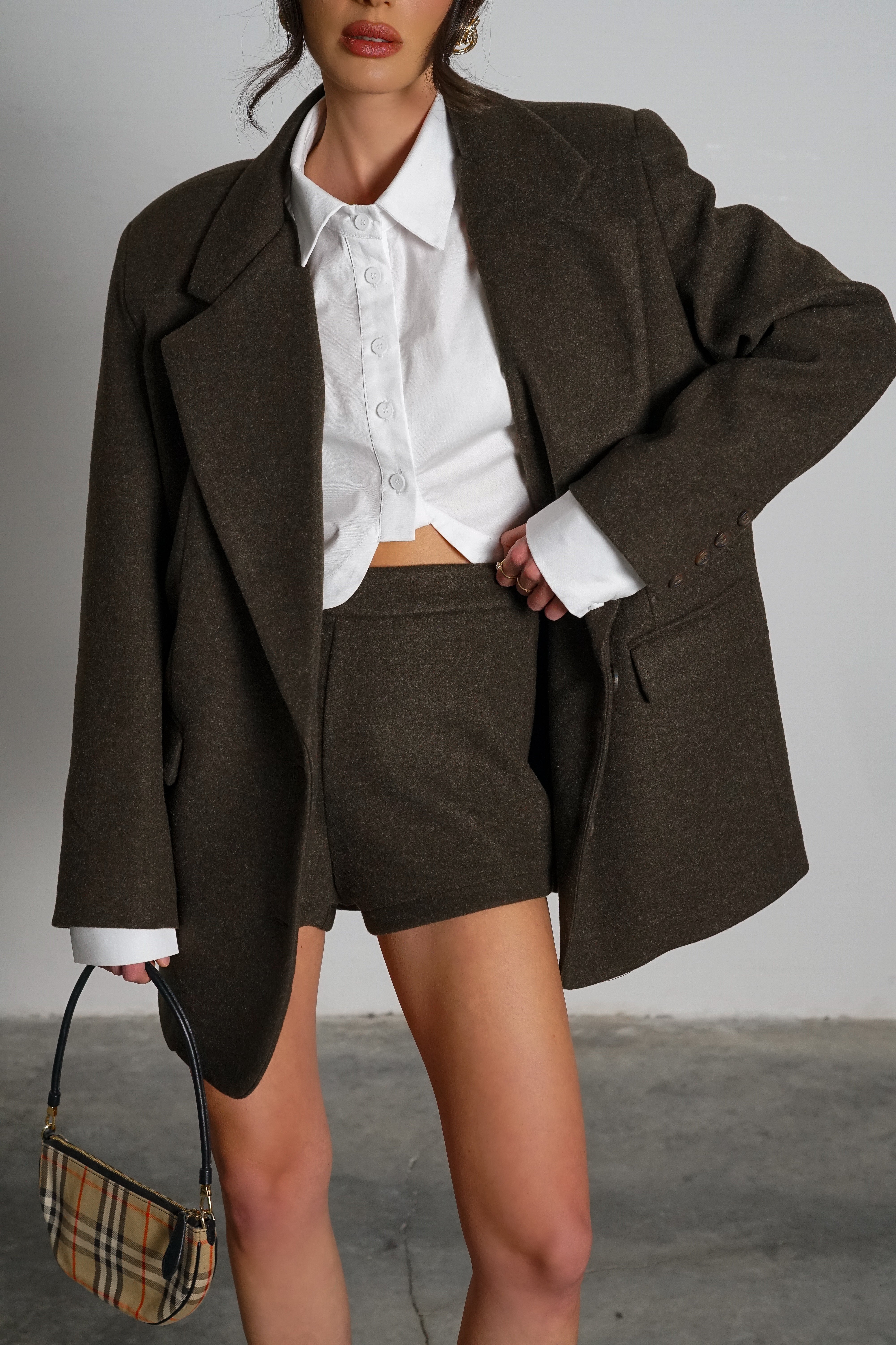 חליפת אנדטה-חום כהה