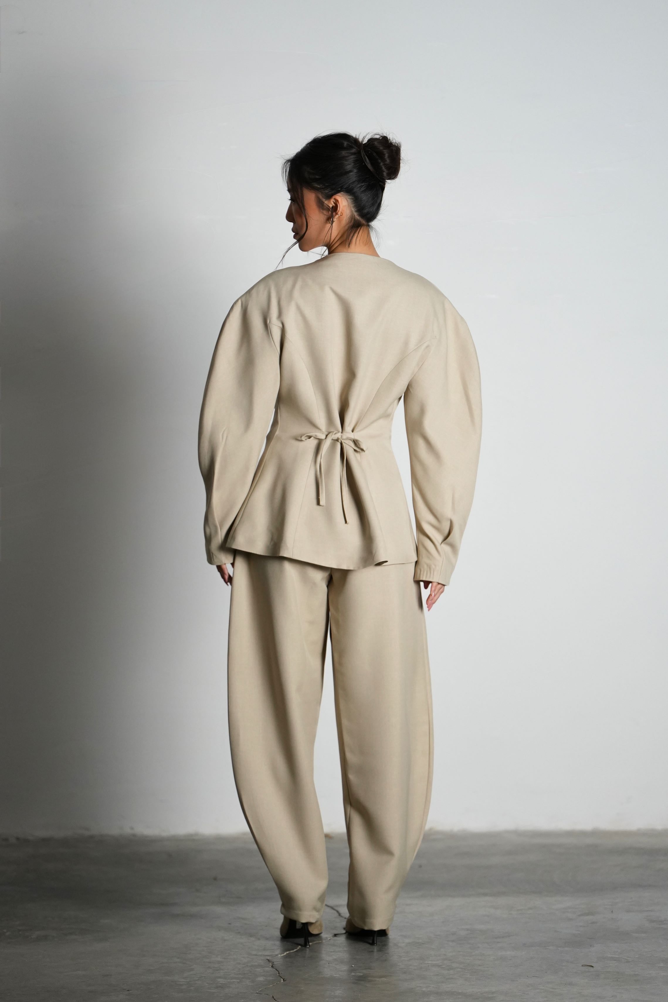 חליפת אופיליה-בז