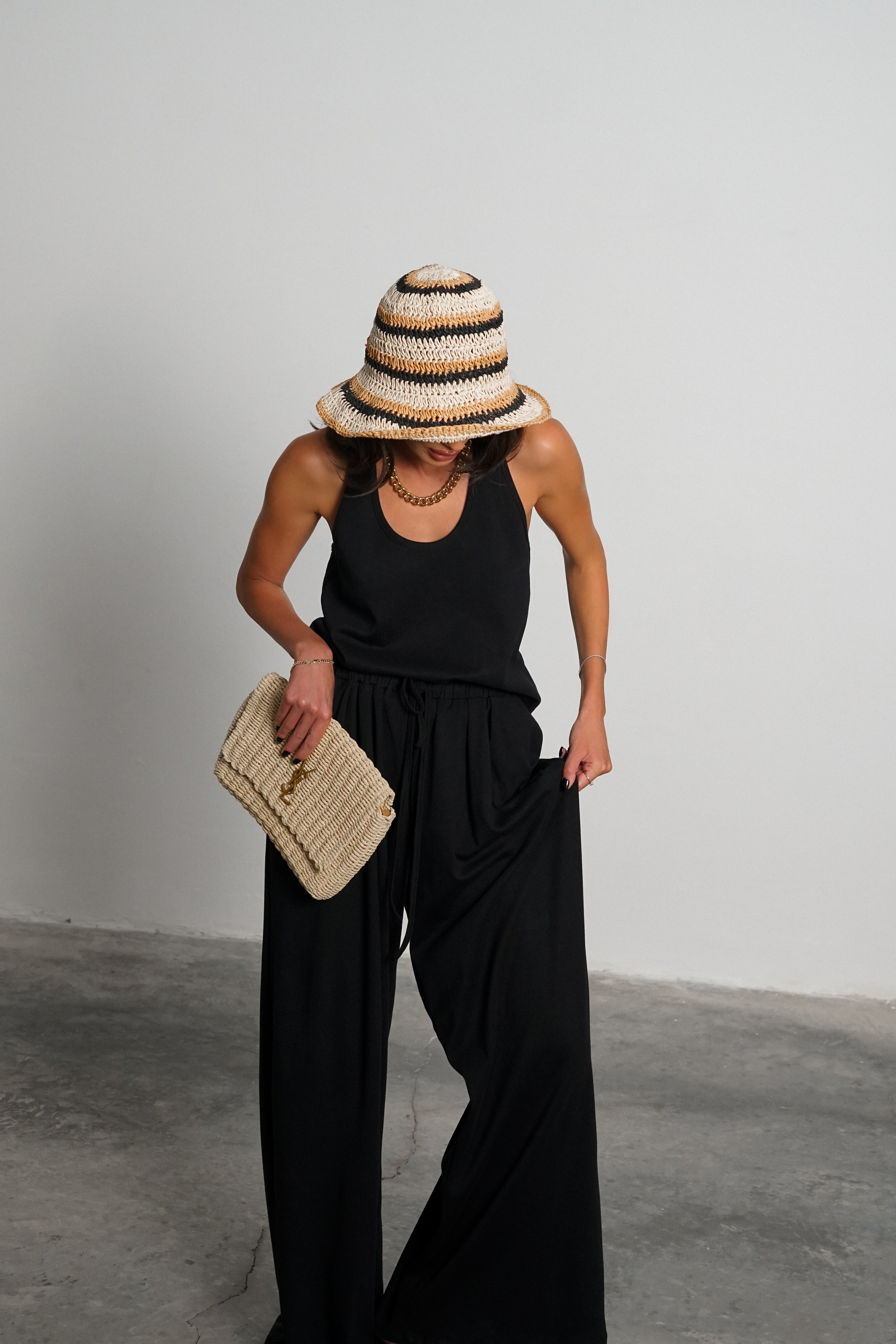 חליפת ג'ין-שחור